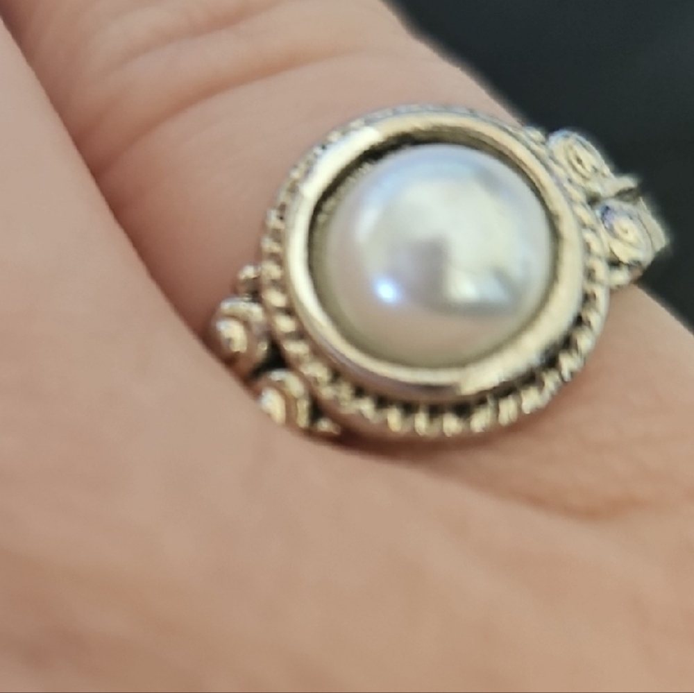 Elegant Silver Tone Pearl Ring. Size 6